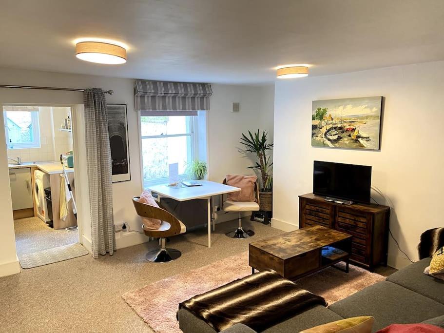 Apartment Seaside Flat With Sunny Garden.