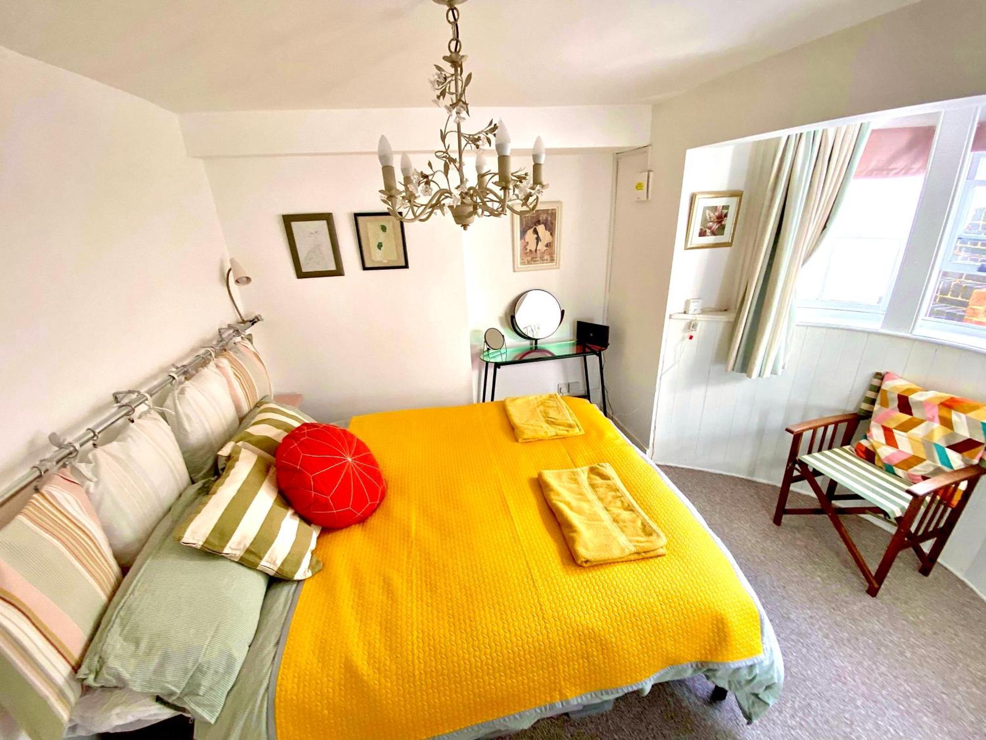 Seaside Flat With Sunny Garden.